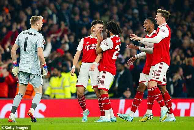 Arsenal-Außenverteidiger Tierney (Mitte) erzielte sein erstes Tor seit 11 Monaten, als die Gunners durchhielten