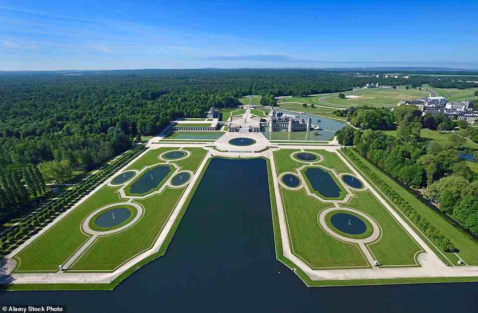 Die beeindruckenden Gärten des Schlosses (oben) wurden von Andre Le Notre geschaffen, der das Gelände von Schloss Versailles entworfen hat
