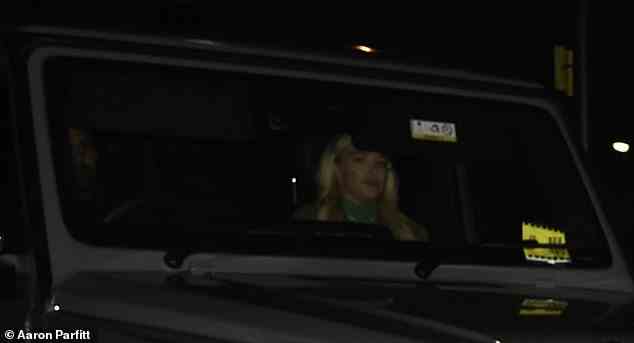 Heimzeit: Riyad saß auf dem Fahrersitz, während Taylor mit ihrer Verletzung auf dem Beifahrersitz saß