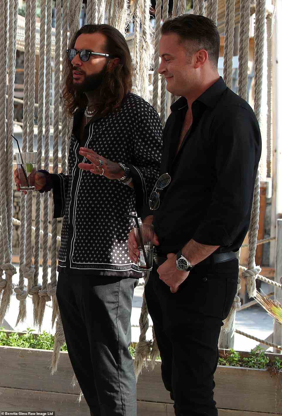 Freunde: Gary (rechts) unterhielt sich später mit Co-Star Pete Wicks, 33 (links), der in einem Hemd von Louis Vuitton schick aussah