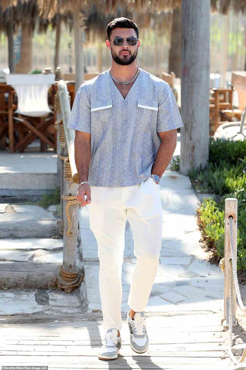 Smarte Hosen: Der ehemalige Love Island-Star Liam Reardon, 23, sah in einem gestreiften Hemd und einer Alabasterhose elegant aus