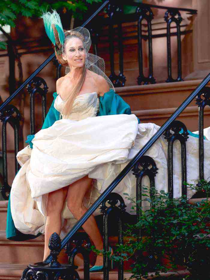 Sarah Jessica Parker scheint das Hochzeitskleid von Carrie zurückzubringen und einfach so