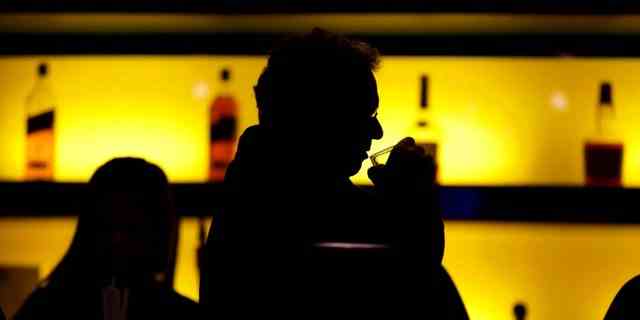Auf diesem Foto vom 30. November 2017 nippt ein Gast an seinem Drink, während er in einer Bar in New Jersey eine Mahlzeit einnimmt.
