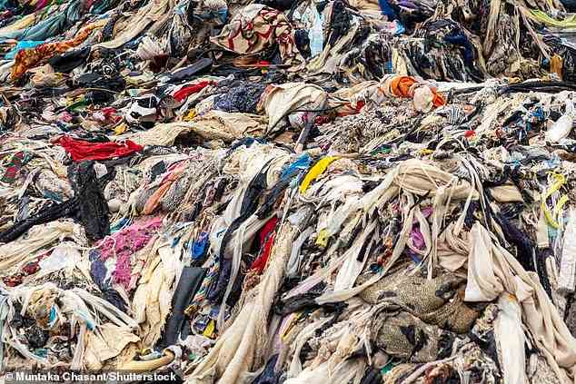 H&M, ein Hauptsünder in der Branche, produziert allein drei Milliarden Kleidungsstücke pro Jahr und recycelt nur etwa 10 Prozent davon – der Rest wird an Orte wie Accra geliefert
