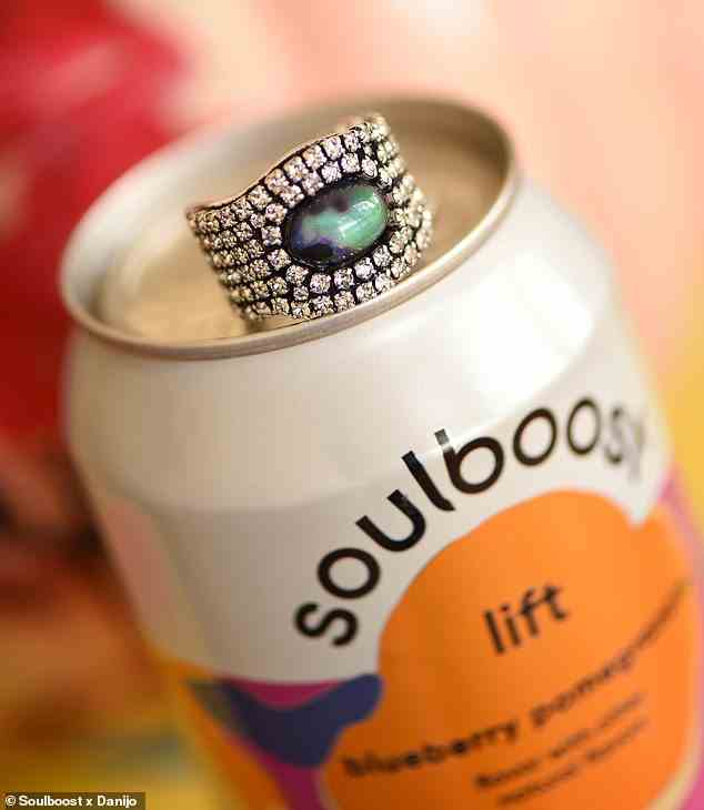 Diese Woche arbeitet die Getränkemarke Soulboost mit Mineralwasser und der Modemarke DANNIJO zusammen, um das allseits beliebte Accessoire der 90er – den Stimmungsring – zurückzubringen, nur viel stylischer