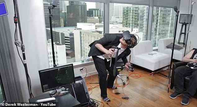 Neben der Kontrolle von Menschen kann die virtuelle Realität die Gesundheit einer Person beeinflussen.  YouTuber Derek Westermen (im Bild) verbrachte 25 Stunden in VR und sagte, die reale Welt fühle sich oberflächlich an.  Zu viel Zeit im Metaversum zu verbringen, könnte die Realität verwischen