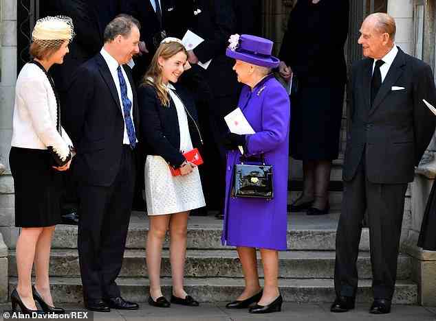 Lady Margarita stellte sich vor, wie sie am 7. April 2017 mit ihrem Vater, dem Earl of Snowdon, und ihrer Mutter Serena Armstrong-Jones mit der Queen sprach
