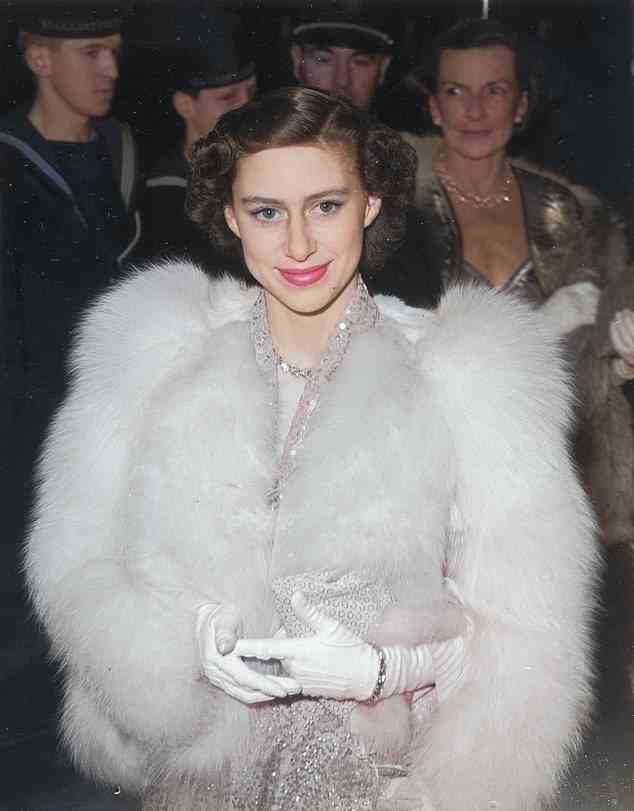 Lady Margarita trug einen maßgeschneiderten Kunstpelzmantel, der von Michael Kors entworfen wurde und Erinnerungen an ihre Großmutter, Prinzessin Margaret, heraufbeschwor, die 1951 bei einer Filmpremiere nur einen Steinwurf entfernt am Leicester Square abgebildet war