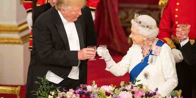 Präsident Donald Trump und Königin Elizabeth II. stoßen bei einem Staatsbankett im Buckingham Palace am 3. Juni 2019 in London an.