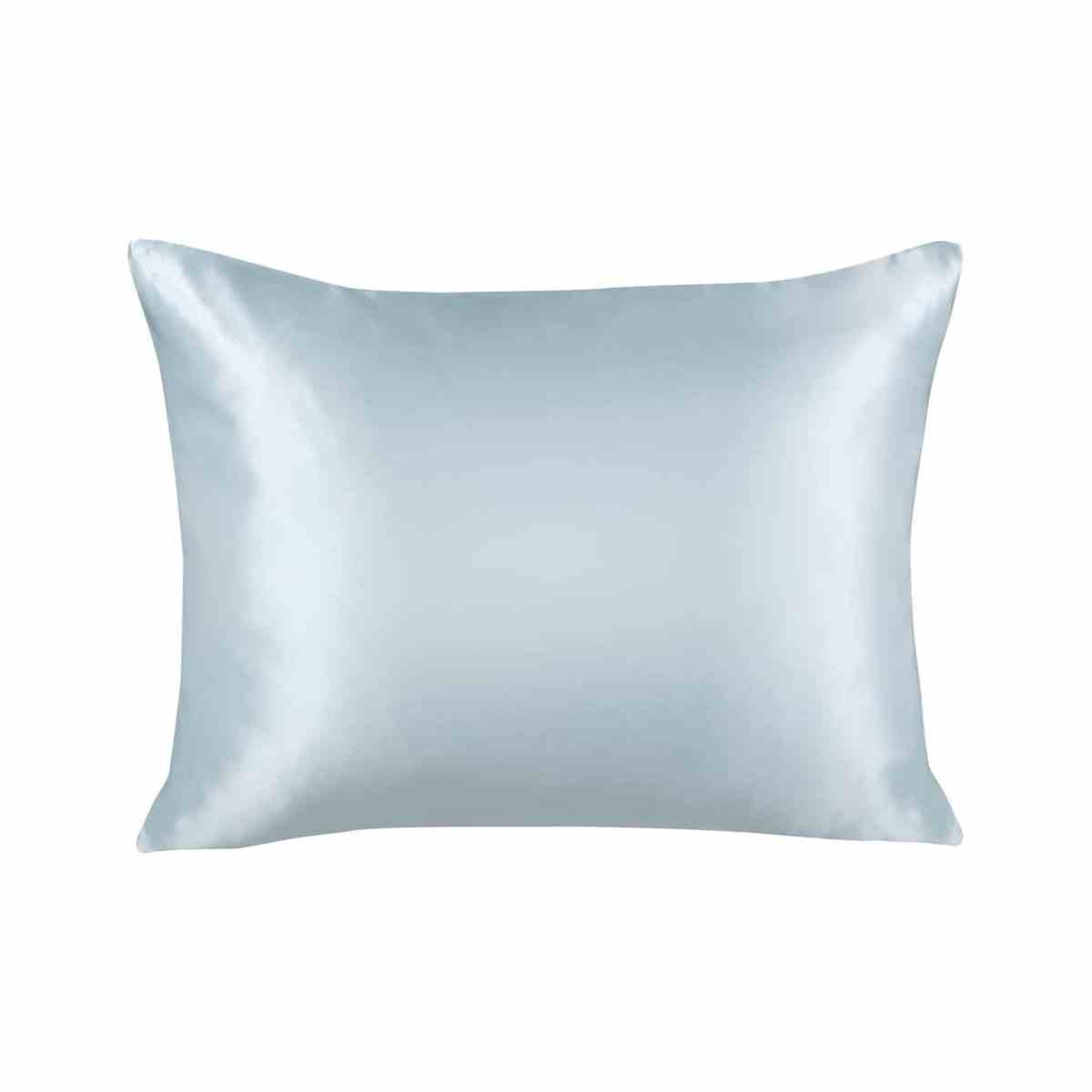 ShopBedding Luxus-Satin-Kissenbezug hellblauer Seiden-Kissenbezug auf weißem Hintergrund