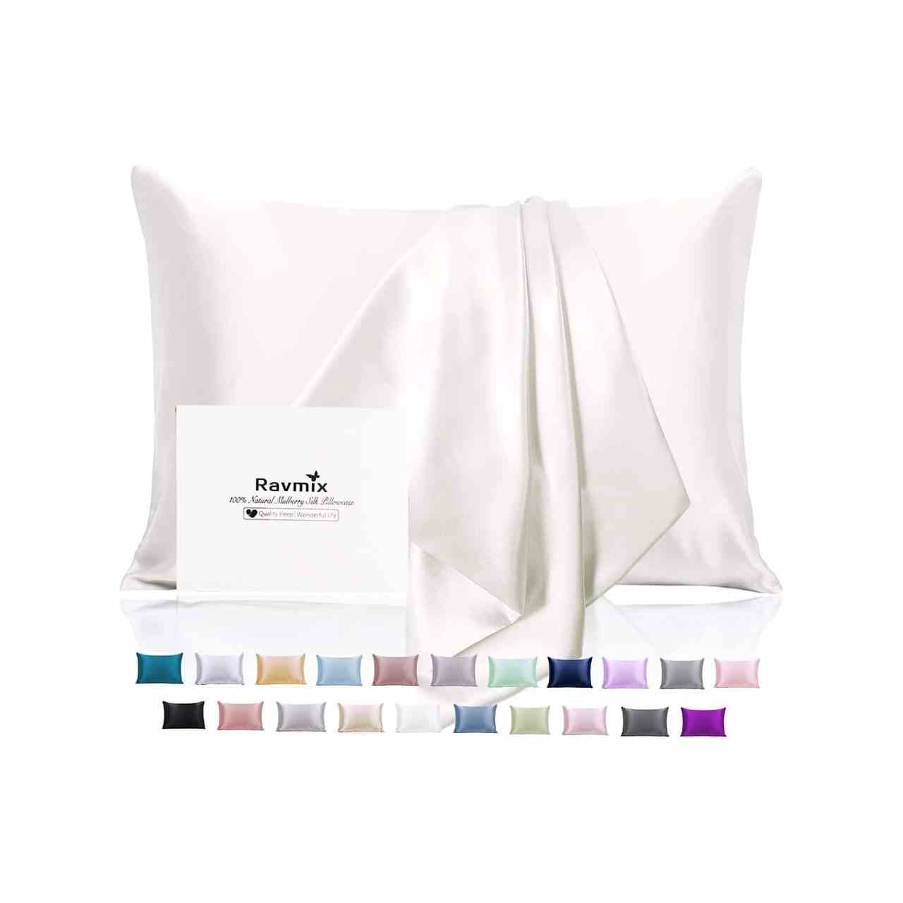 Ravmix Silk Pillowcase weißer Seidenkissenbezug mit einem weiteren darüber drapierten Kissenbezug und Farboptionen entlang der Unterseite auf weißem Hintergrund