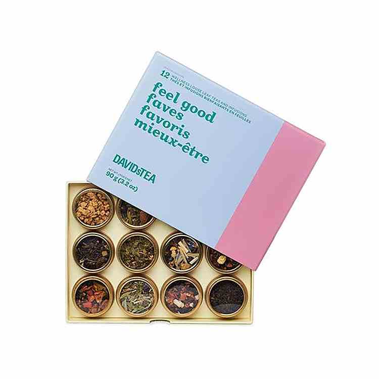 DavidsTea Feel Good Faves 12 Tea Sampler 12 kleine Teegläser in goldener Box mit blauem und rosafarbenem Deckel auf weißem Hintergrund