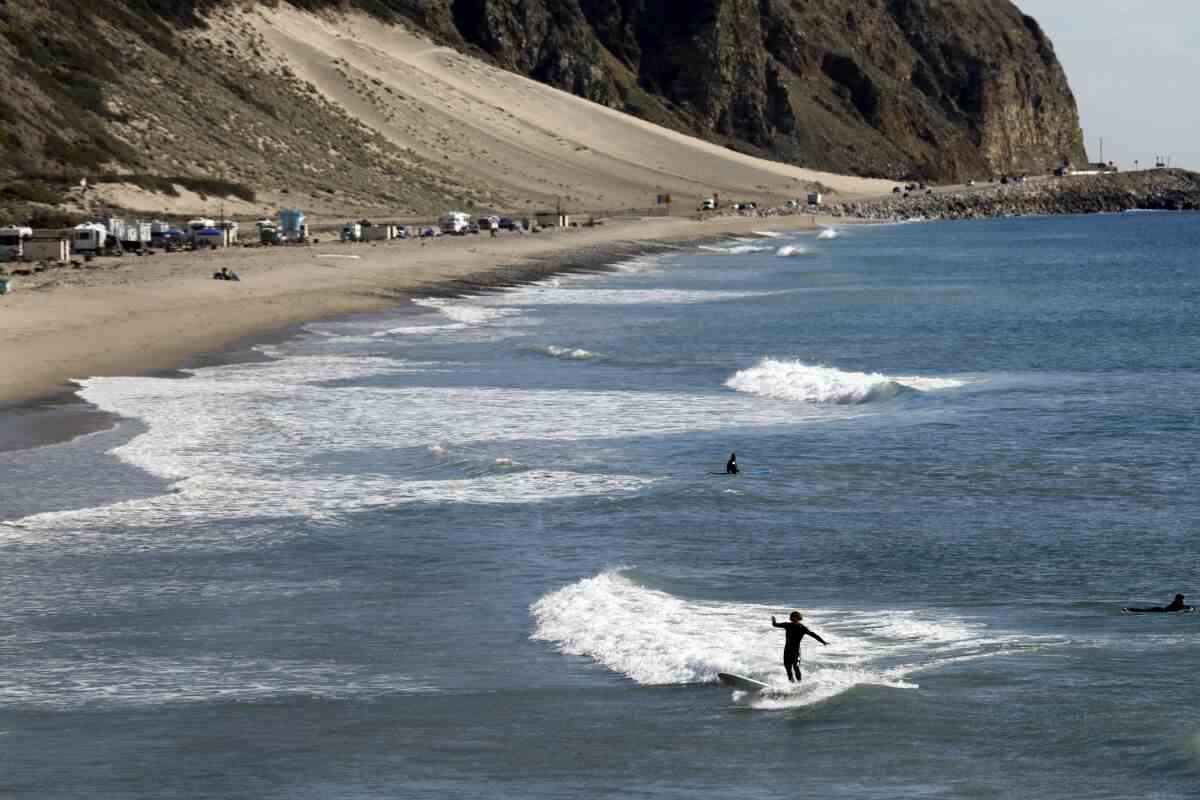 Am Deer Creek Beach nördlich von Malibu am Pacific Coast Highway genießen die Menschen am 22. November 2021 das warme Wetter. 