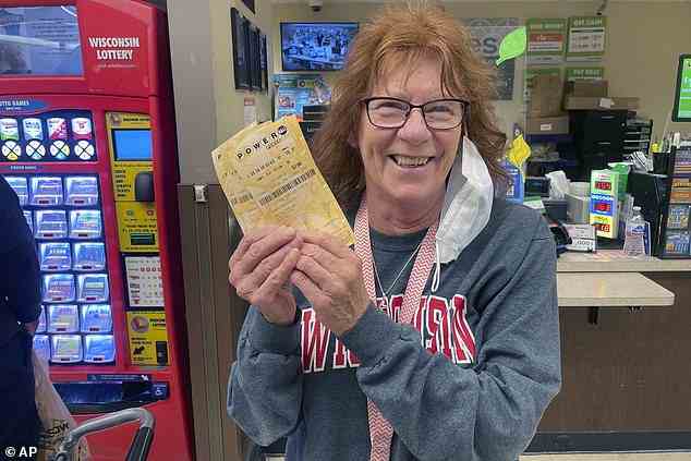 Pam DeBlois, 73, hält ihre Powerball-Tickets in einem Pick 'n Save-Geschäft in Madison, Wisconsin, wo sie sagte, dass sie die meisten ihrer Lotterielose in den letzten Jahrzehnten gekauft hat.  Der Powerball-Jackpot erreichte kürzlich ein Rekordhoch von 1,9 Milliarden US-Dollar, nachdem am Samstag niemand gewonnen hatte
