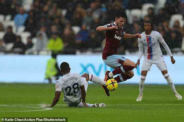 Declan Rice von West Ham manövriert den Ball an der Herausforderung von Cheick Doucoure vorbei