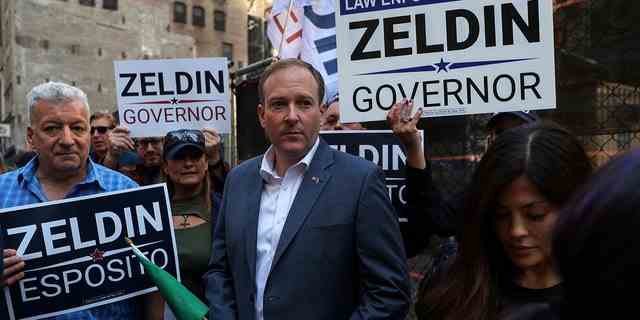 Der New Yorker Kongressabgeordnete und republikanische New Yorker Gouverneurskandidat Lee Zeldin nimmt an der jährlichen Parade zum Columbus Day in New York City, USA, am 10. Oktober 2022 Teil.