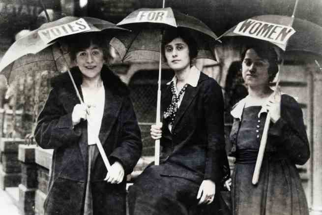 Drei Frauen protestieren für das Wahlrecht bei der Democratic National Convention