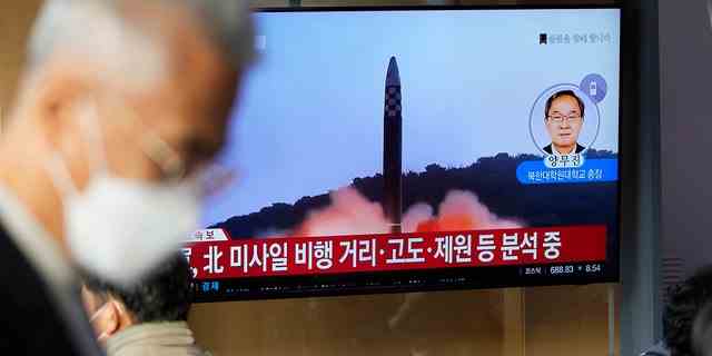 Ein Fernsehbildschirm, der eine Nachrichtensendung zeigt, die über Nordkoreas Raketenstart mit Dateimaterial berichtet, ist am Donnerstag, den 3. November 2022, am Bahnhof Seoul in Seoul, Südkorea, zu sehen. 