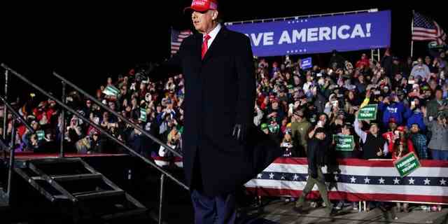 Der frühere Präsident Trump begrüßt Unterstützer, bevor er am Donnerstag, den 3. November 2022, bei einer Kundgebung in Sioux City, Iowa, spricht.