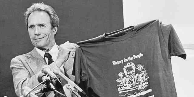 Clint Eastwood hält während seiner Dankesrede am 9. April 1986 ein T-Shirt hoch, das ihn zum Bürgermeister von Carmel-by-the-Sea, Kalifornien, erklärt.