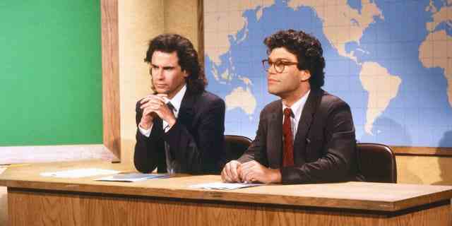 Dennis Miller, links, und Al Franken während der "Samstagabend live" Sketch "Wochenend-Update" am 17. Oktober 1987.