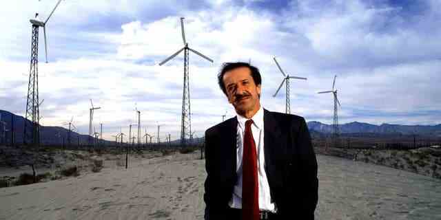 Sonny Bono steht 1991 vor Stromgeneratoren in der Wüstenebene von Palm Springs.