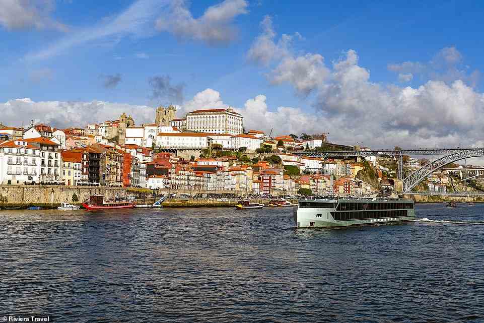 Die Douro Splendor segelt an Porto vorbei, wo Saras Kreuzfahrt beginnt.  Sie sagt, dass das Schiff die Stadt „unter einem gespenstischen Schleier aus frühmorgendlichem Nebel“ verlässt.