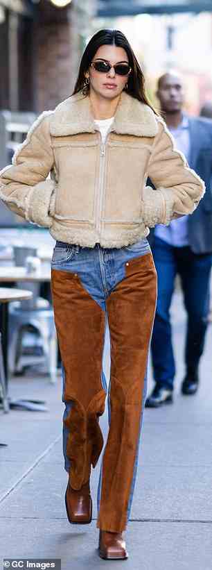 Cowgirl in der Stadt: Das Model brachte den wilden Westen in einem Paar blau-kupferfarbener Jeans mit Einsätzen, einem Wildleder-Lammfellmantel und kastanienbraunen Lederstiefeln nach NYC