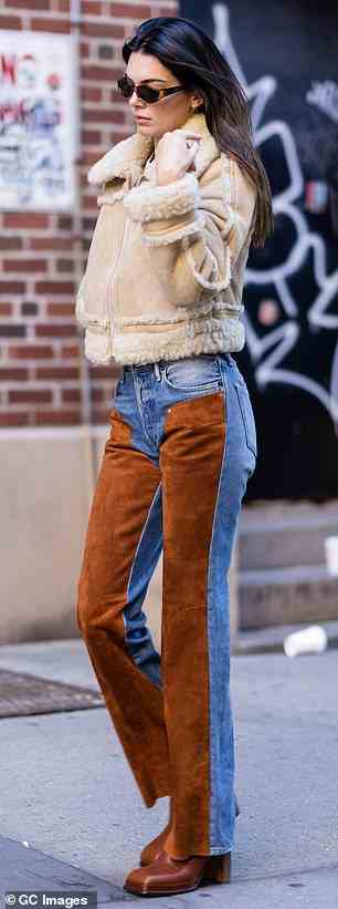 Vom Cowgirl zum Stadtmädchen: Das Model brachte den Wilden Westen in einem Paar Jeans mit Einsätzen in Blau und Kupfer, einem Wildleder-Lammfellmantel und kastanienbraunen Lederstiefeln nach NYC