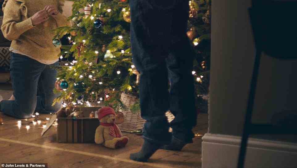 Die Anzeige zeigt den Lewis-Bären, der dieses Weihnachten bei John Lewis zum Verkauf steht.  Fünfundzwanzig Prozent der Verkäufe von Lewis Bear und anderer verwandter Produkte gehen an die Wohltätigkeitsorganisationen von John Lewis' Partnern