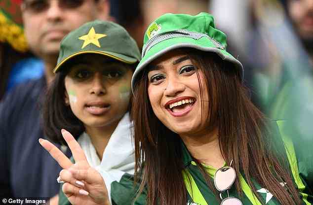 Pakistan wird entweder im Finale gegen England antreten (im Bild: Fans sehen sich das ICC Men's T20 World Cup Match zwischen Indien und Pakistan am 23. Oktober an)