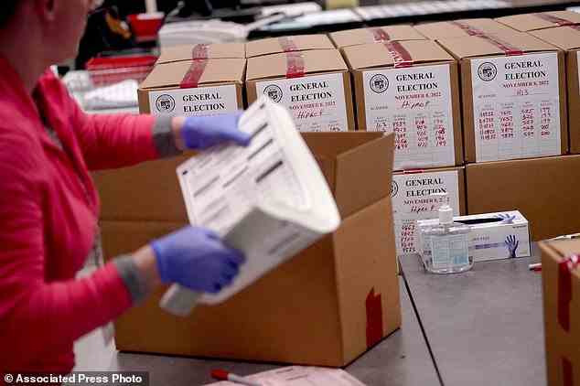 Ein Wahlhelfer schachtelt tabellarische Stimmzettel im Maricopa County Recorders Office in Phoenix, Arizona