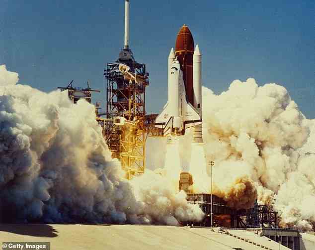 Die Katastrophe des Space Shuttle Challenger begann in der Nacht vor dem Start, als Temperaturen unter dem Gefrierpunkt die Unversehrtheit der O-Ringe der Raketen beeinträchtigten, die die Booster-Sektionen zusammenhielten und Raketentreibstoff enthielten.