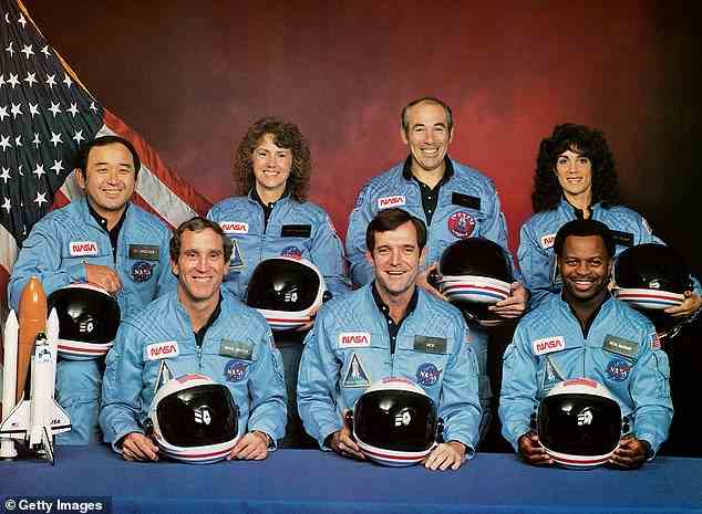 Alle sieben Astronauten der Challenger wurden getötet.  (hintere Reihe, von links nach rechts) Ellison S. Onizuka, Sharon Christa McAuliffe, Gregory B. Jarvis, Judith A. Resnik, (vordere Reihe, von links nach rechts) Michael J. Smith, Francis R. Scobee und Ronald E. McNair
