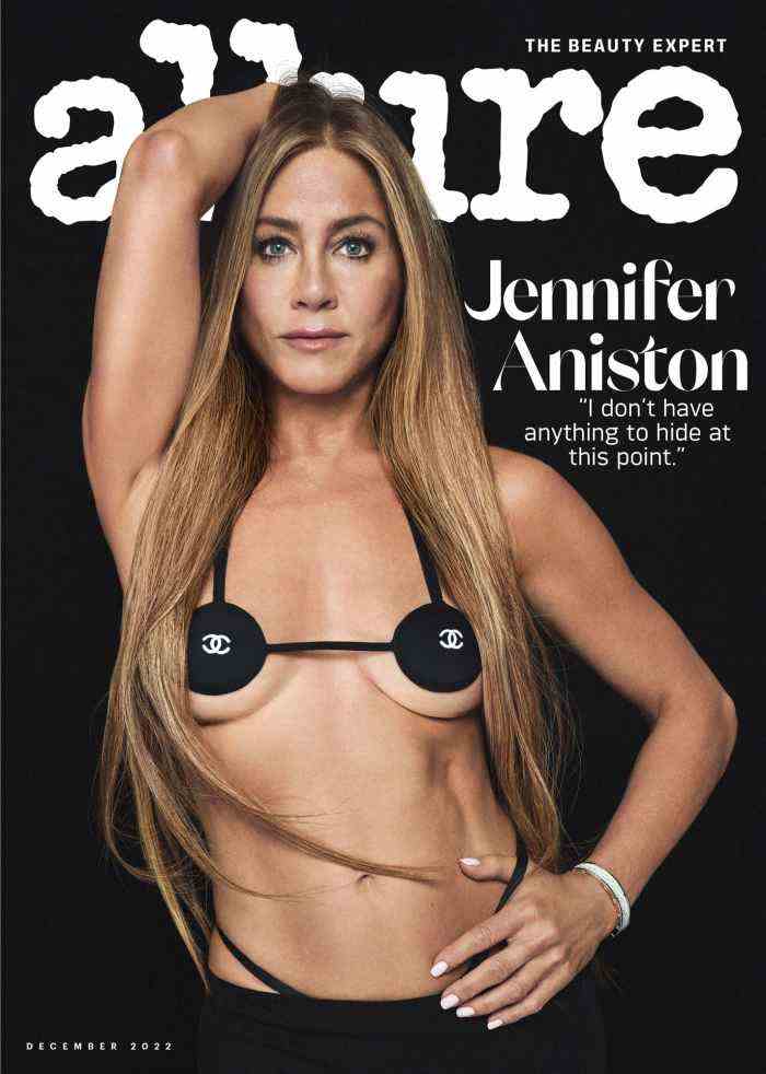 Jennifer Aniston ist so heiß wie eh und je in einem Chanel-Bikini auf dem Allure Cover Allure Dezember 2022 Cover