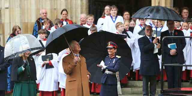 König Charles blickt auf, als eine Statue seiner Mutter, der verstorbenen Königin Elizabeth II., enthüllt wird.