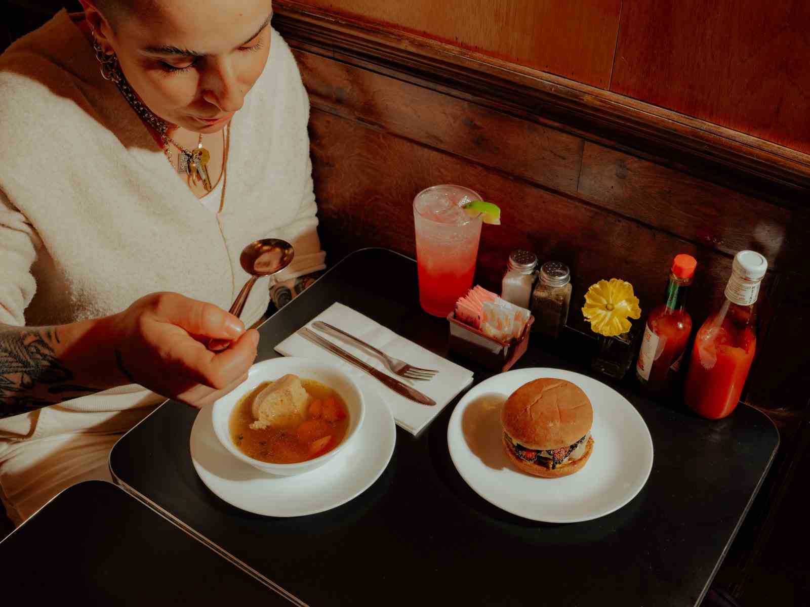 Bild kann Burger Essen Brunch Gabel Besteck Teller Möbel Esstisch Tisch Tasse Klinge Waffe und Messer enthalten