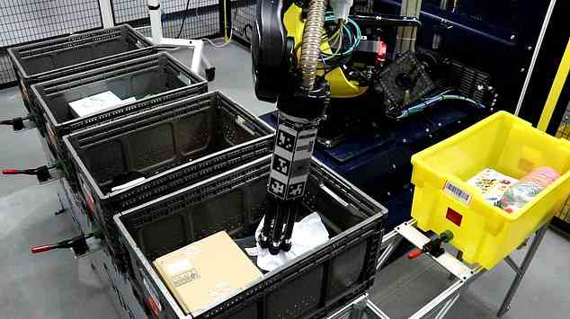 Obwohl das Unternehmen in seinen gigantischen Fulfillment-Zentren seit langem eine Reihe unterschiedlicher Automatisierungen anbietet, ist Sparrow der erste Amazon-Roboter, der so viele Artikel erkennen kann und damit in Zukunft viele Lagerarbeiter überflüssig machen könnte