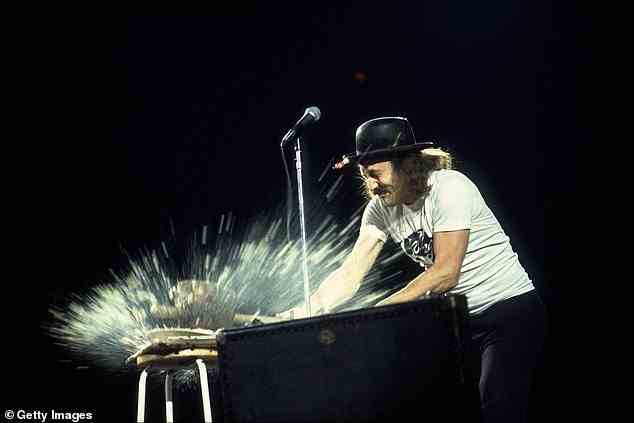 Ikone: Gallagher, der berühmt dafür war, während seines Auftritts auf der Bühne Wassermelonen mit einem Vorschlaghammer zu zertrümmern, war seit vielen Jahren krank und hatte mehrere Herzinfarkte erlitten (Bild 1981).
