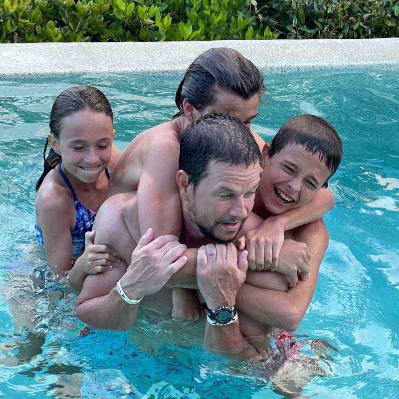 Juli 2021 Mark Wahlberg Instagram Mark Wahlberg und Ehefrau Rhea Durham Familienalbum mit 4 Kindern