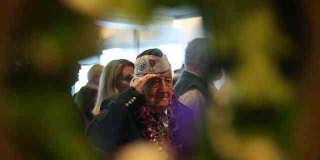 Armando "Küken" Galella, im Alter von 97 Jahren, wird während einer Veranstaltung auf der USS Intrepid anlässlich des 77. Jahrestages des Angriffs auf Pearl Harbor am 7. Dezember 2018 in New York City salutiert.
