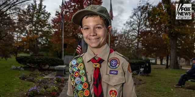 BSA Life Scout Dylan Smith, 13, zeigt seine Verdienstabzeichen in Sleepy Hollow, New York, am Veterans Day, dem 11. November 2022. Er schloss sein Eagle Scout-Dienstprojekt ab, das ein Denkmal für den Veteranen des Zweiten Weltkriegs und die lokale Legende Armando ist "Küken" Galella. 