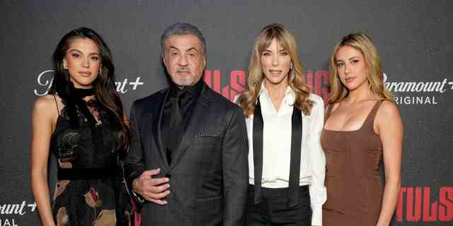 (LR) Sixtinische Stallone, Sylvester Stallone, Jennifer Flavin und Sophia Stallone besuchen die "Tulsa-König" Premiere Mittwoch.