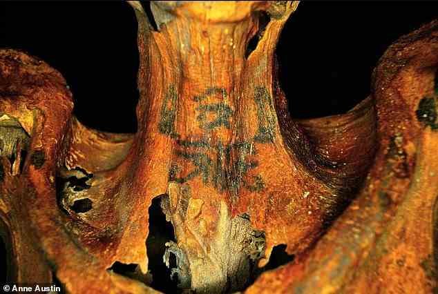 Eine der Mumien war zwischen 25 und 34 Jahre alt, als sie starb, und wies mindestens 30 Tätowierungen an Hals, Schultern, Armen und Rücken auf – und sie alle wurden vor der Mumifizierung gemacht.  An ihrem Hals wurde ein menschliches Auge gefunden, ein Symbol, das mit Schutz verbunden ist