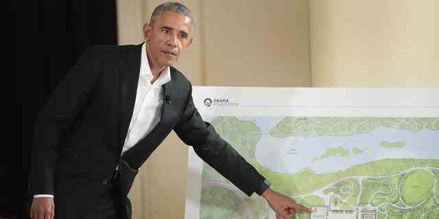 Der frühere Präsident Barack Obama weist auf Merkmale des vorgeschlagenen Obama Presidential Center hin