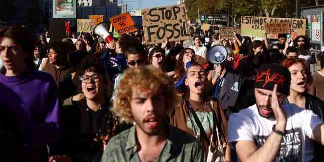 Demonstranten für den Klimawandel und gegen die Nutzung fossiler Brennstoffe rufen Parolen in Lissabon, Portugal, 12. November 2022.