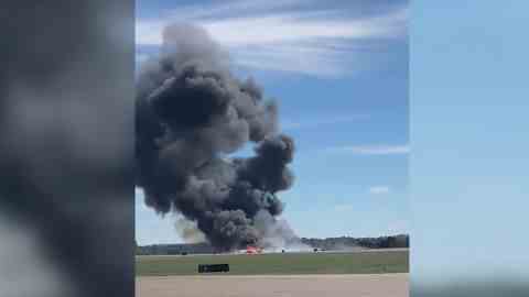 Ein Bild aus einem Video, das bei der Airshow aufgenommen wurde, zeigt Rauch, der nach dem Absturz aufsteigt.