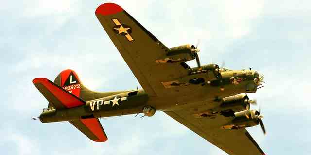 Das historische Militärflugzeug B-17 benannt "Texas-Räuber" fliegt am 8. Mai 2021 über Barksdale AFB, La.