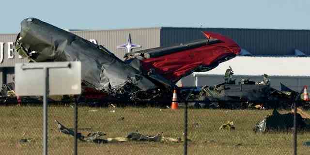 Trümmer von zwei Flugzeugen, die während einer Flugshow am Dallas Executive Airport abgestürzt sind, liegen am Samstag auf dem Boden.