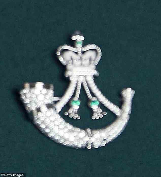 Brosche: Das silberne Signalhorn ist ein zentrales Element des Erbes des Regiments und jeder Schütze trägt ein silbernes Signalhorn als Mützenabzeichen